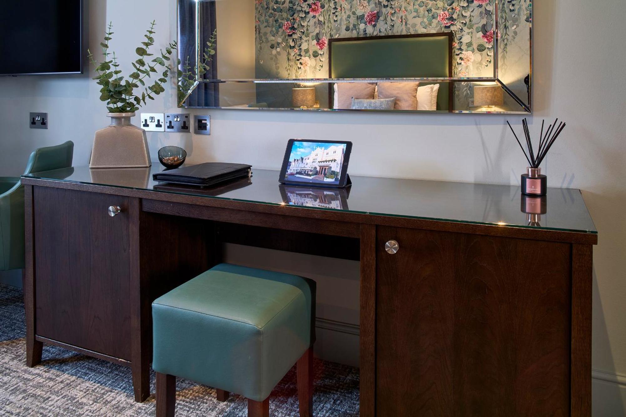 Mandolay Hotel Guildford Bagian luar foto