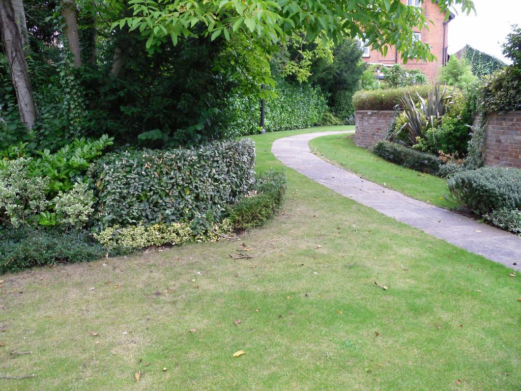 Mandolay Hotel Guildford Bagian luar foto